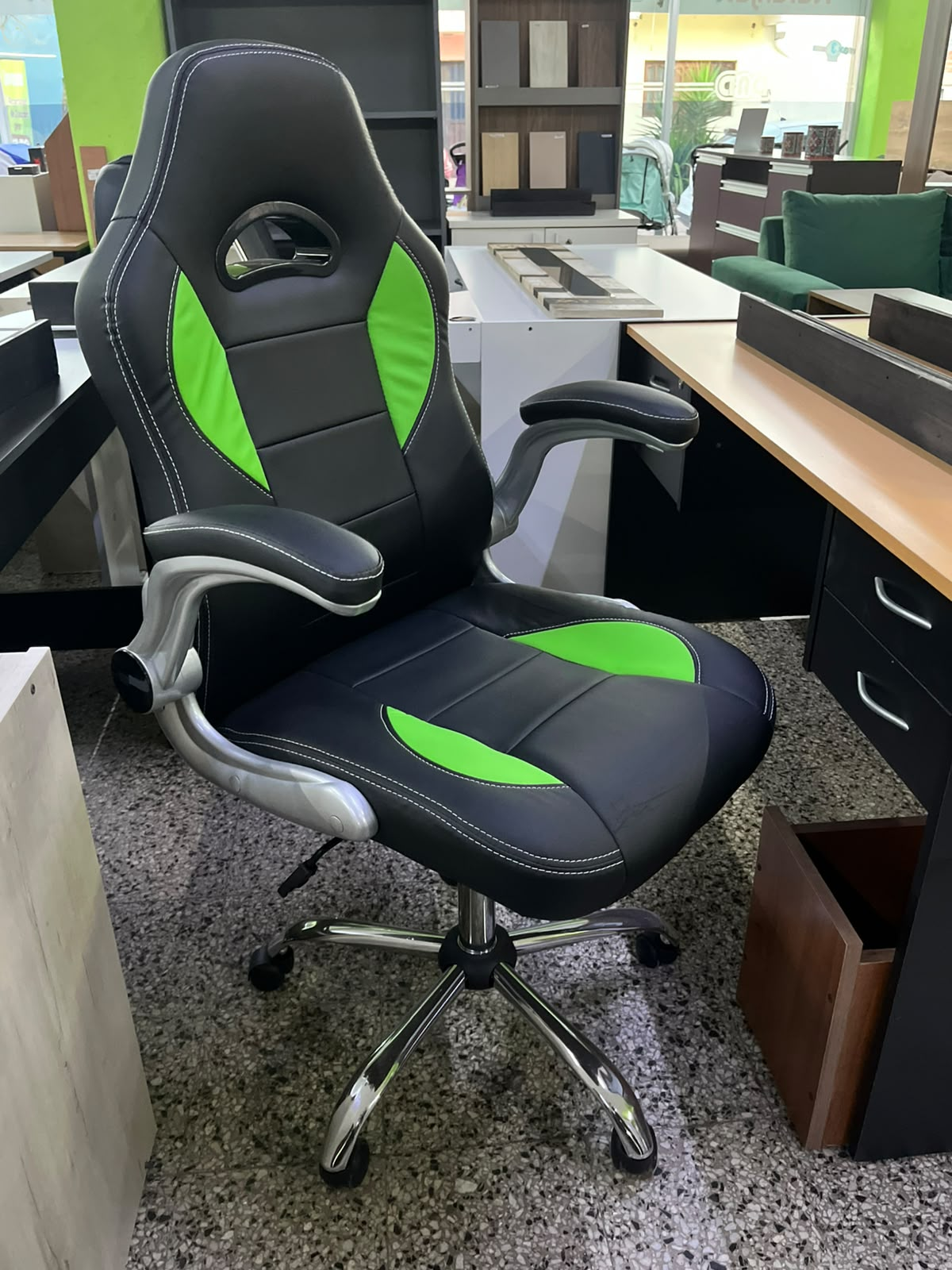 Silla gamer negra y verde